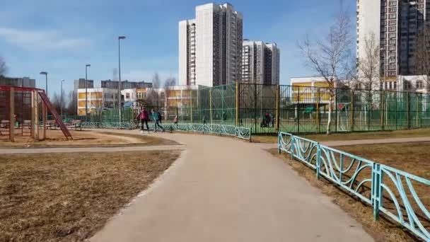 Moscow, Rusya Federasyonu-Nisan 22.2018. Çocuklar oyun alanında Zelenograd üzerinde oyun — Stok video