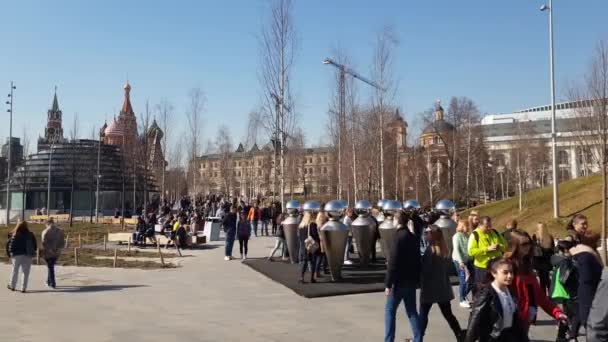 Moskva, Ryssland - 14 April. 2018. Echo installation i Zaryadye park, metall skulpturer — Stockvideo