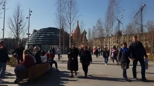 Moskou, Rusland - 14 April. 2018. de mensen lopen in park Zaryadye — Stockvideo