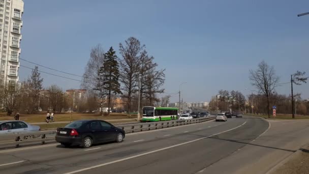 Moscú, Rusia - 19 de abril. 2018. Panfilov Avenue entrada al viaducto Kryukovskaya en Zelenograd — Vídeos de Stock