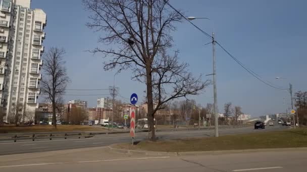 Moskou, Rusland - 19 April. 2018. Panfilov Avenue ingang van viaduct Kryukovskaya in Zelenograd — Stockvideo
