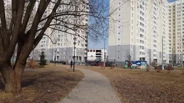 Moscow, Rusland-April 22.2018. Boulevard 20 district van Zelenograd. — Stockvideo