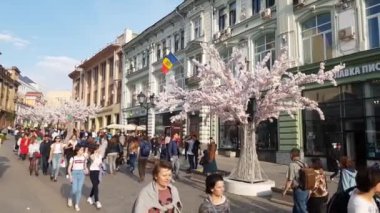 Moskova, Rusya - 30 Nisan. 2018. yaya cadde Kuznetsky çoğu boyunca insanlar yürüyüş