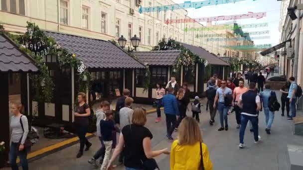Moskau, Russland - 30. April. 2018. Menschen gehen entlang der Fußgängerzone rozhdestvenka — Stockvideo