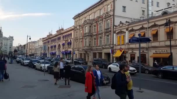 Μόσχα, Ρωσία - 30 Απριλίου. 2018. Petrovka Street είναι ένα από κεντρική παλιά δρόμους της πόλης — Αρχείο Βίντεο