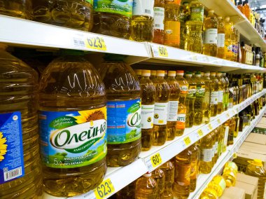 Moskova, Rusya - 14 Nisan. 2018. ayçiçek yağı Auchan farklı kapasitelerde şişe saklamak