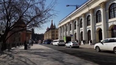 Moskova, Rusya - 14 Nisan. 2018. Varvarka Street ve Gostiny Dvor bakın