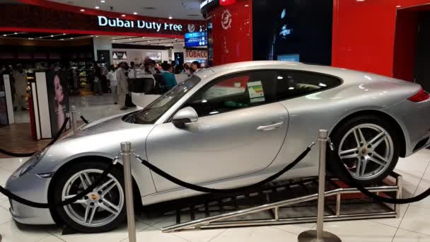 迪拜, 阿联酋-4月10日。2018. 汽车保时捷在机场展出 — 图库视频影像