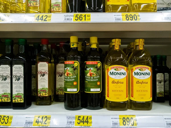 Moskou, Rusland - 14 April. 2018. olijfolie in flessen in een winkel Auchan — Stockfoto