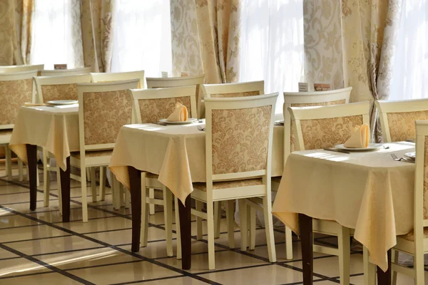 Interno del ristorante in toni gialli — Foto Stock