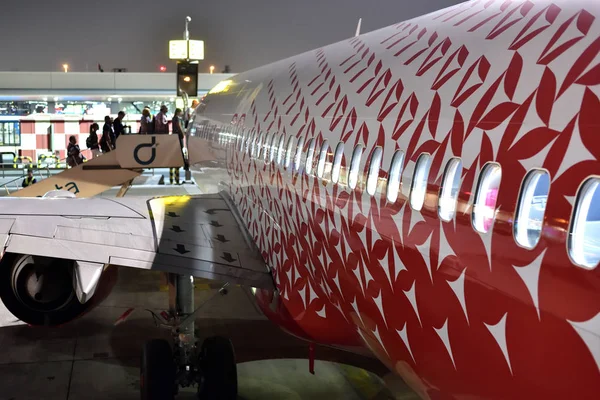 Dubai, Emirados Árabes Unidos 10 de abril. 2018. avião de embarque Rossiya no aeroporto — Fotografia de Stock