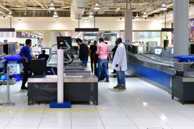 Dubai, Birleşik Arap Emirlikleri - 10 Nisan. 2018. uçuş öncesi muayene Bölge Havaalanı'nda