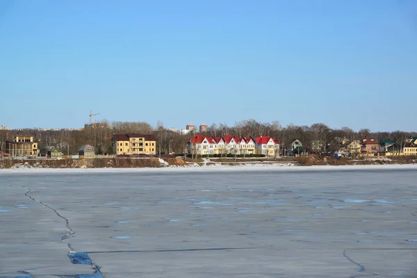 Vista de casas en la orilla del río Volga en Yaroslavl, Rusia — Foto de Stock