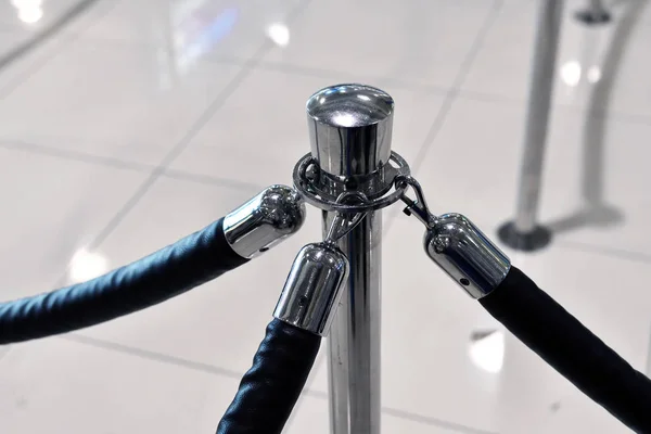 Fragmento de cerca com rack usando em aeroportos — Fotografia de Stock