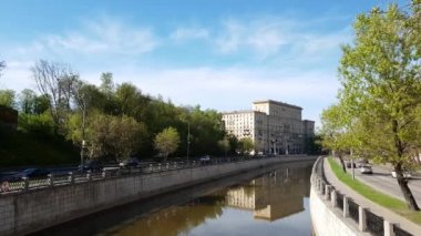 Moskova, Rusya - Mayıs 07. 2018. trafik Yauza Nehri boyunca set boyunca