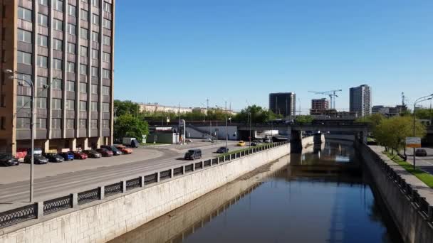 モスクワ, ロシア連邦 - 5 月 7 日。2018。 川ヤウザ川と Electrozavodskaya 橋の眺望 — ストック動画