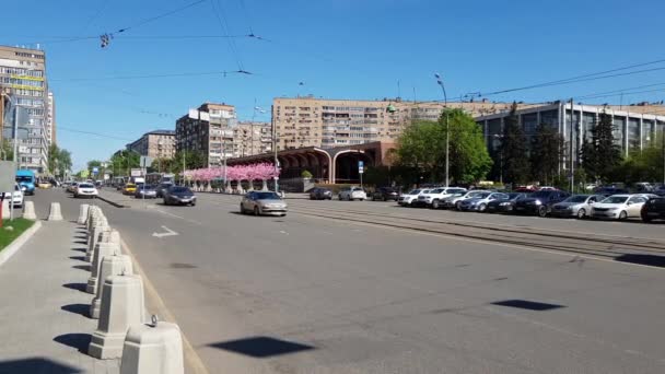 Moskau, russland - 07. Mai 2018. Verkehr auf dem Semjonowskaja-Platz — Stockvideo