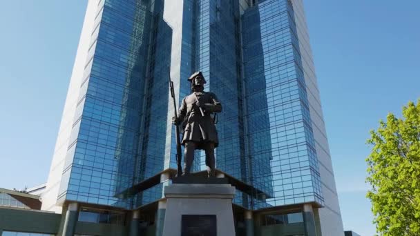 Moscú, Rusia - 07 de mayo. 2018. monumento al regimiento de Semyonov en la plaza Semenovskaya — Vídeos de Stock