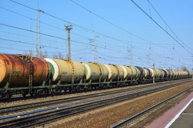 Rusya, Yaroslavl - Mart 30.2016. Tankları petrol ürünleri ile demiryolu bileşimi