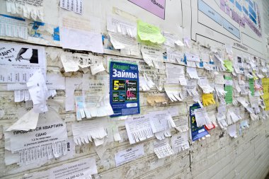 Gryazi, Rusya Federasyonu - 19 Ağustos. 2016. krediler ve Rusça daire satın alma hakkında duvara reklam