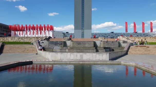 Moskva, Ryssland - maj 07. 2018. röda flaggor i park nära fountain för Segerdagen — Stockvideo
