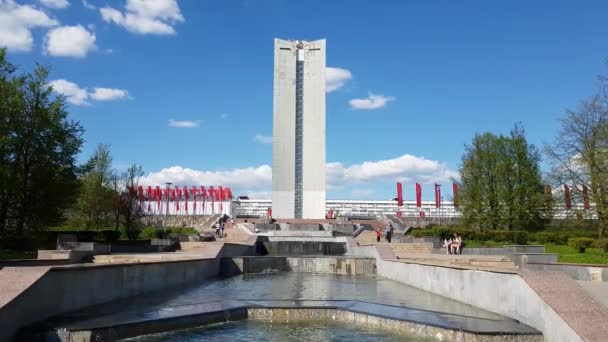 Moskou, Rusland - 07 mei. 2018. rode vlaggen in park in de buurt van fontein voor dag van de overwinning — Stockvideo
