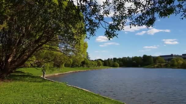 Moskou, Rusland - 07 mei. 2018. de victory Park - stadspark in Zelenograd — Stockvideo