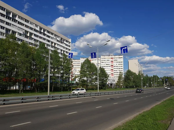 Moskau, Russland - 08. Mai 2018. verkehr auf der sosnovaya allee in zelenograd — Stockfoto