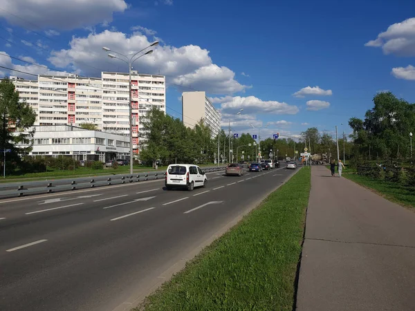 Moscou, Russie - 8 mai. 2018. Trafic sur la ruelle Sosnovaya à Zelenograd — Photo