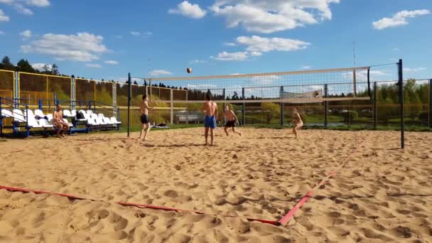 Moscú, Rusia - 08 de mayo. 2018 la gente juega voleibol de playa en el parque de la ciudad en Zelenograd — Vídeos de Stock
