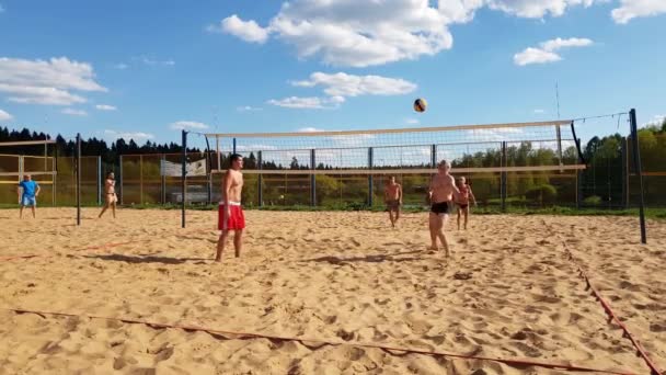 Moscou, Rússia - 08 de maio. 2018 pessoas jogam vôlei de praia no parque da cidade em Zelenograd — Vídeo de Stock