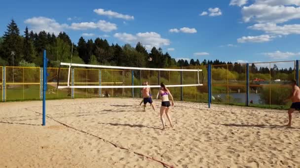 Moskow, Rusia - Mei 08. 2018 orang bermain voli pantai di taman kota di Zelenograd — Stok Video