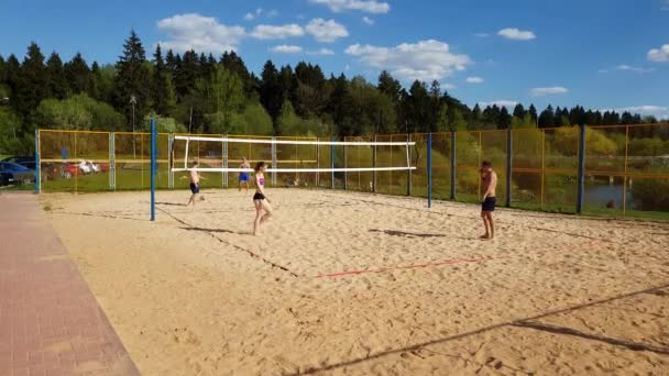 Moskou, Rusland - 08 mei. 2018 mensen spelen beachvolleybal in stadspark in Zelenograd — Stockvideo