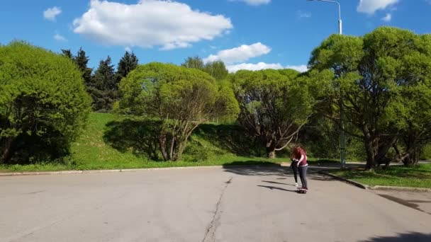 Moscou, Rússia - 07 de maio. 2018. meninas adolescentes aprender a andar de skate no parque da cidade em Zelenograd — Vídeo de Stock