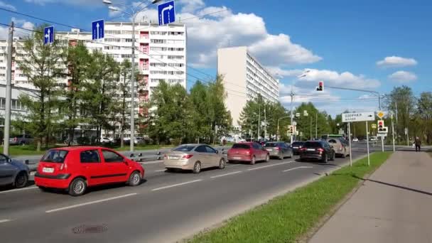Moskva, Ryssland - maj 08. 2018. trafik på Sosnovaya gränd i Norrtälje — Stockvideo