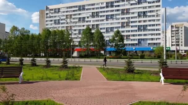 Moskau, Russland - 08. Mai 2018. stadtbild an der sosnovaya allee in zelenograd — Stockvideo