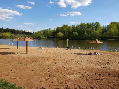 Moskova, Rusya - Mayıs 07. 2018. Zelenograd gölette kumsalda şehir