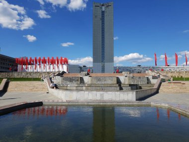 Moskova, Rusya - Mayıs 07. 2018. Zafer Bayramı çeşme Parkı kırmızı bayraklar