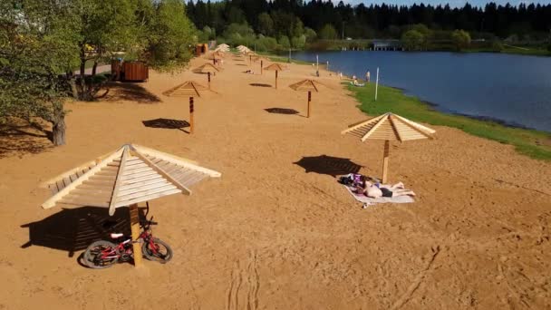 Moskva, Ryssland - maj 07. 2018. staden stranden på dammen i Norrtälje — Stockvideo