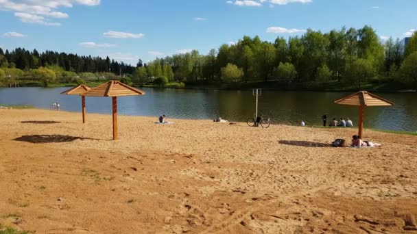 Moscou, Russie - 7 mai. 2018. plage de la ville sur l'étang à Zelenograd — Video