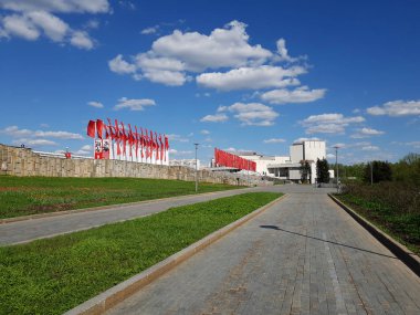 Moskova, Rusya - Merkez Zafer Bayramı için bayraklarıyla süslenmiş Zelenograd meydanda