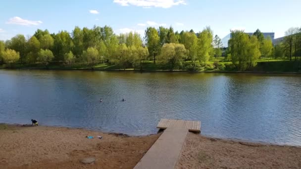 Moskou, Rusland - 07 mei. 2018. strand op grote stad vijver in Zelenograd — Stockvideo