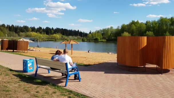 Moscou, Rússia - 07 de maio. 2018. praia da cidade na lagoa em Zelenograd — Vídeo de Stock