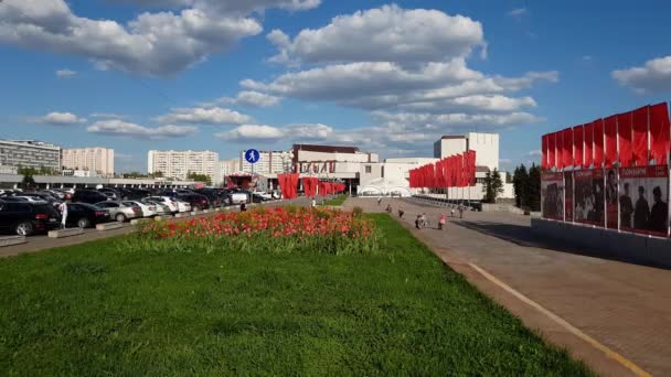 Moskva, Ryssland - maj 08. 2018. torget i Zelenograd dekorerad med flaggor för Segerdagen — Stockvideo