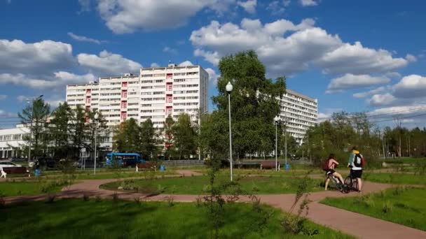 Москва, Россия - 08 мая. 2018. городской пейзаж на Сосновой аллее в Зеленограде — стоковое видео