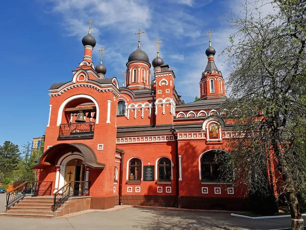 Dreifaltigkeitstempel in skhodnya, russland — Stockfoto