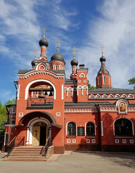 Kilátás nyílik a Szentháromság templom Skhodnya, Oroszország — Stock Fotó