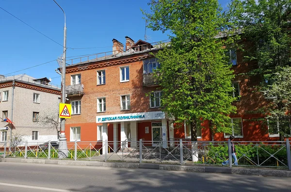 Skhodnya, Russia - May 09. 2018. childrens polyclinic on Pervomayskaya street — Stock Photo, Image