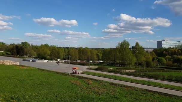 Moscú, Rusia - 08 de mayo. 2018. Parque de la Victoria en Zelenograd — Vídeos de Stock
