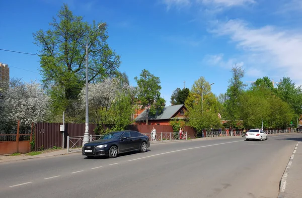 Skhodnya, Ryssland - maj 09. 2018. trafik på en Pervomayskaya gata — Stockfoto